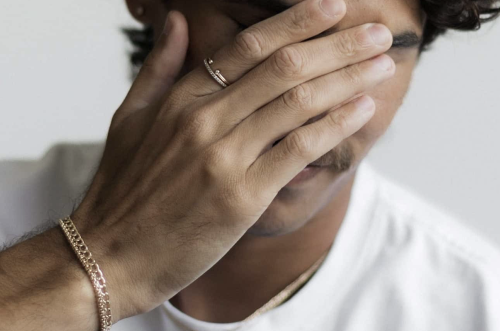 Alasan Laki-Laki Tidak Boleh Pakai Emas, Menurut Agama hingga Medis