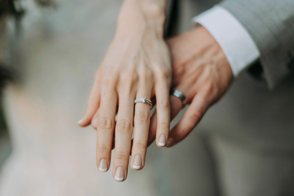 Letak Cincin Tunangan di Jari Kanan atau Kiri